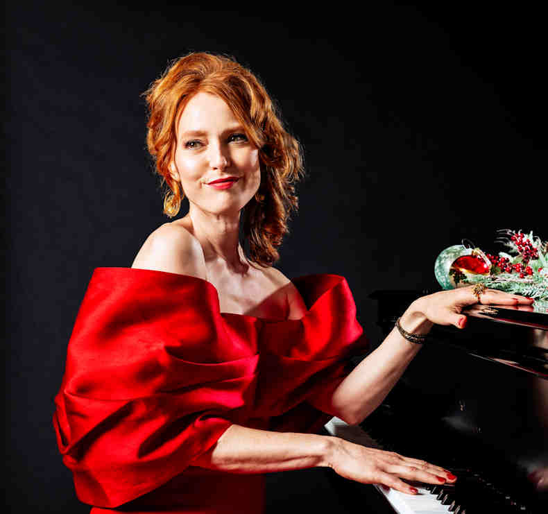 Spending Christmas with Alicia Witt